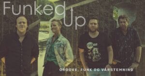 Bilde av medlemmene i Funked Up utendørs foran et kunstverk av stein. Bildet har en grønn-skjær i fargene.